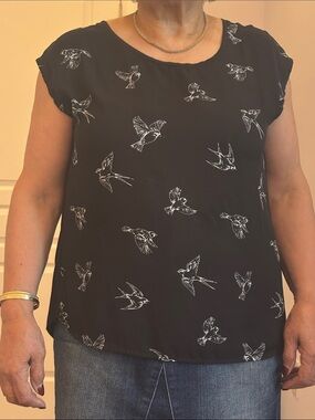 Reitmans Black Short Sleeve Top with White Bird Print